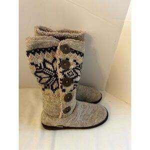 MukLuks sock slouch boots size 11 brown ***missing/cracked button